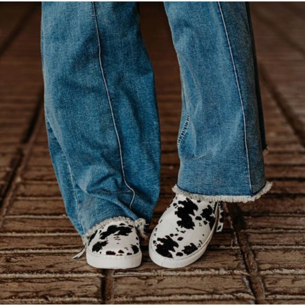 NWT BLACK & WHITE CANVAS COW PRINT SLIP ON SNEAKERS SIZE 7 - Picture 4 of 16